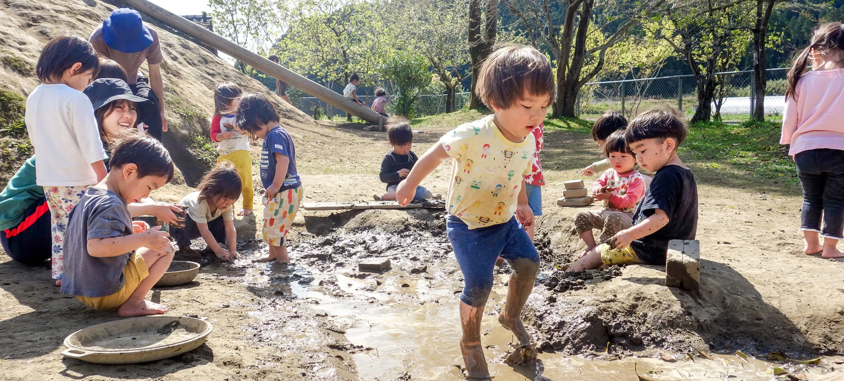 子供たちが泥だらけになって遊ぶ様子