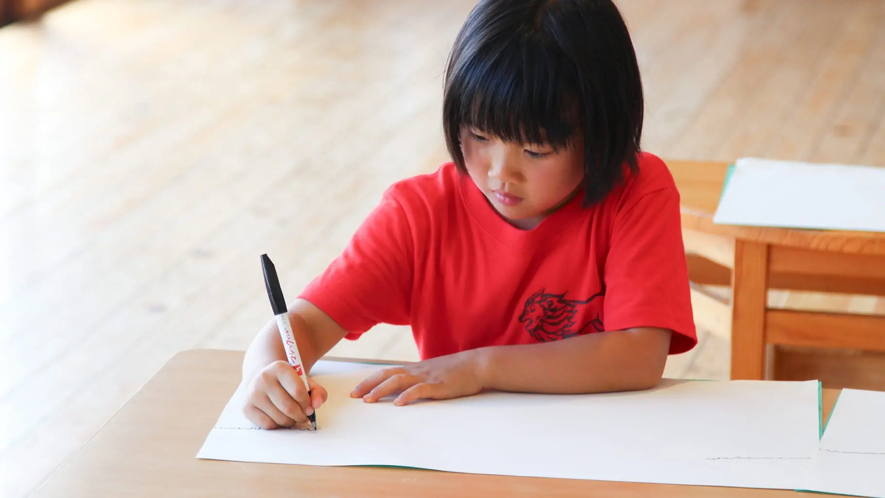 画用紙に描くこども