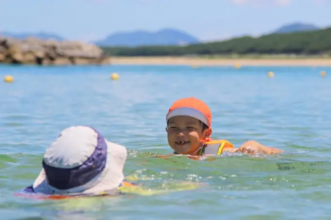海で泳いでいる様子