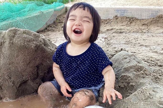 砂浜で遊ぶ子どもたち