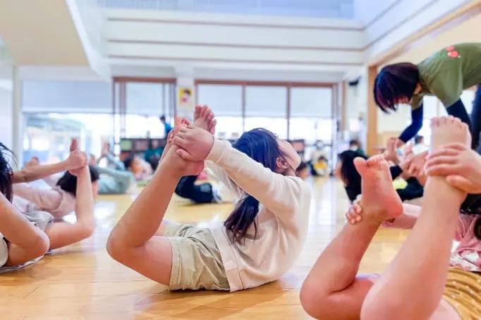 室内でリズム遊びをする子どもたち