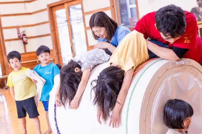 ロールマットの上で遊ぶ子どもたち