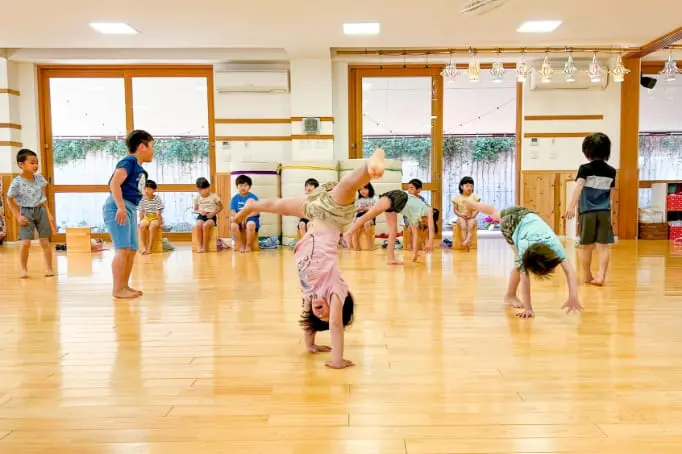 体育館で側転する子どもたち