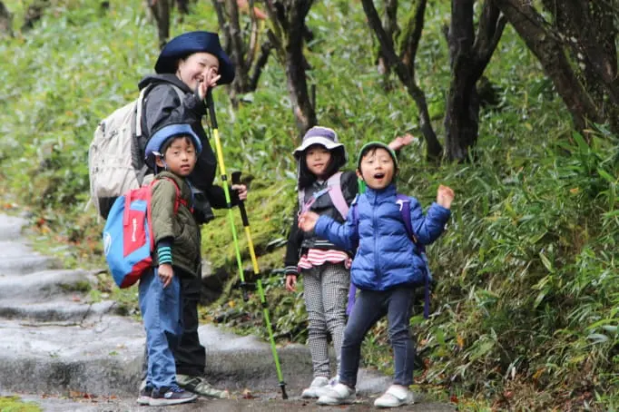 山道を登る園児たち