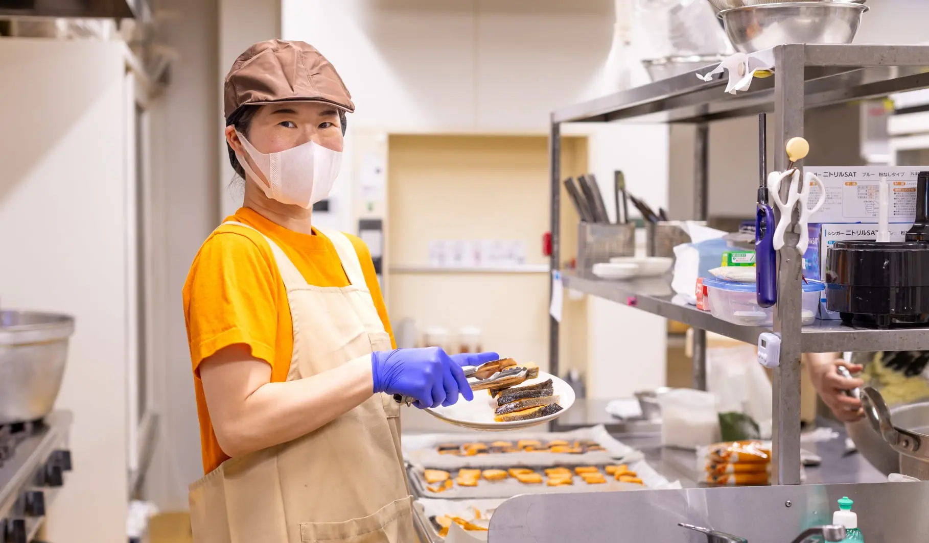 給食の用意をする様子