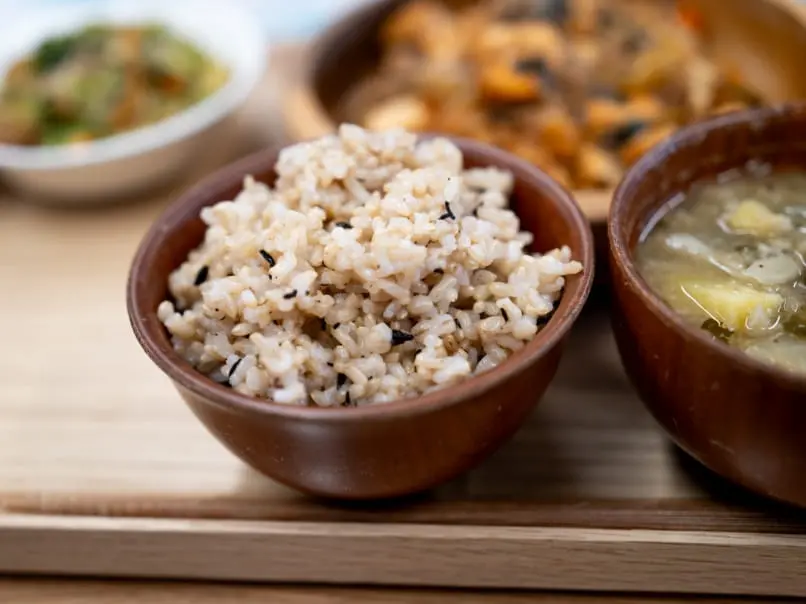 玄米ご飯と味噌汁の食事
