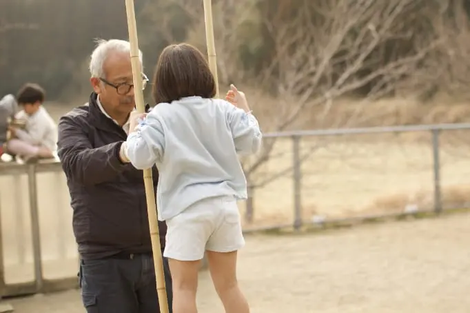 竹馬に乗る様子
