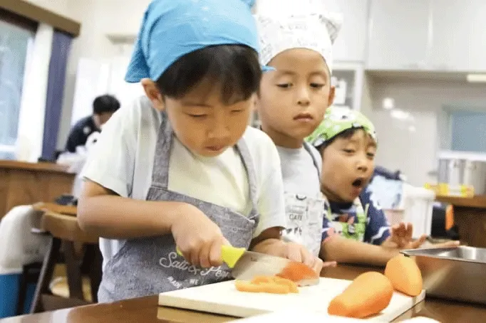 包丁を使ってにんじんを切る様子