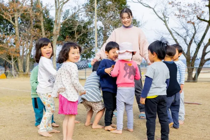 外で裸足になって遊ぶ子どもたち