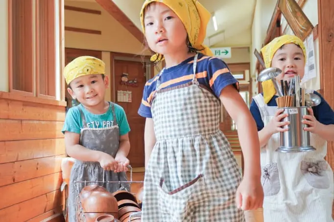 給食当番をしている子どもたち