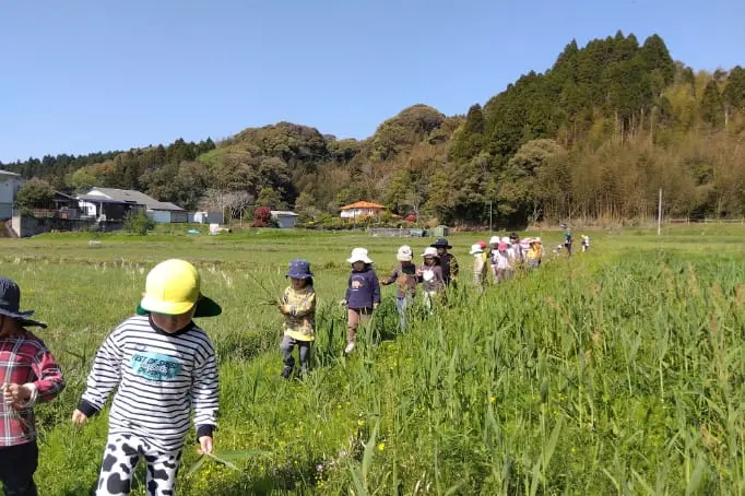 外へ散歩している子どもたち