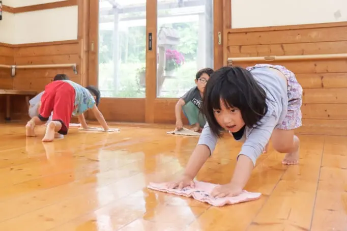 床掃除をする子どもたち
