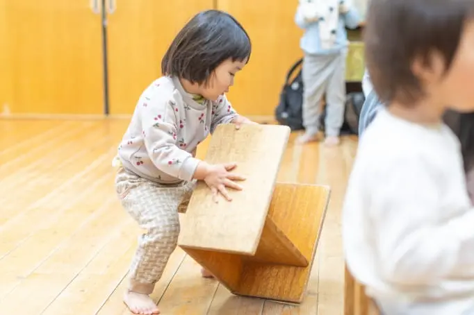 椅子を自分で用意するこども