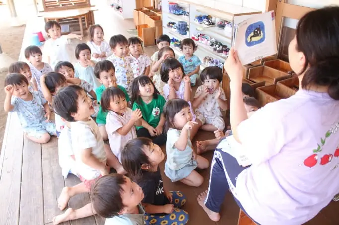 絵本の読みきかせをしている子どもたち