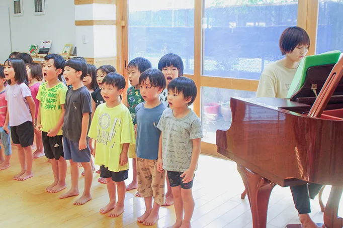 歌を歌っている子どもたち