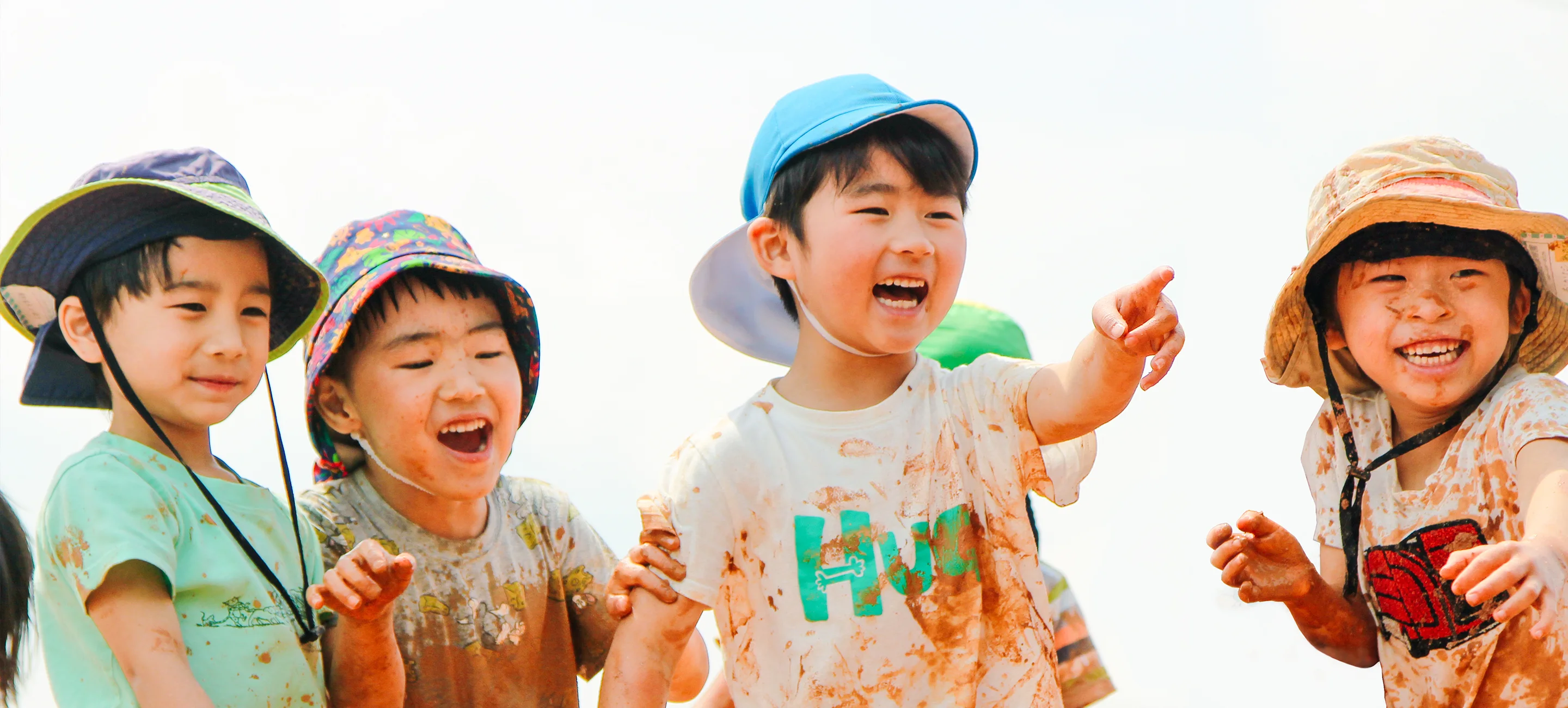 子供たちが泥だらけになって遊ぶ様子