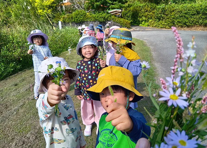 花を摘むの子どもたち