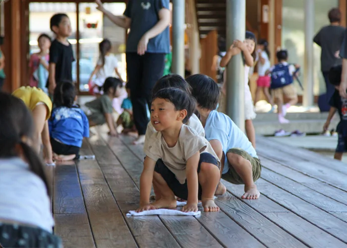 拭き掃除をする子どもたち
