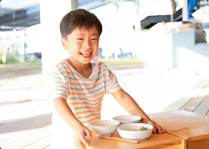 食事をする子ども