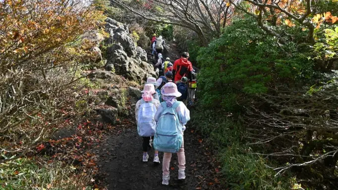 声をかけ合いながら山登り