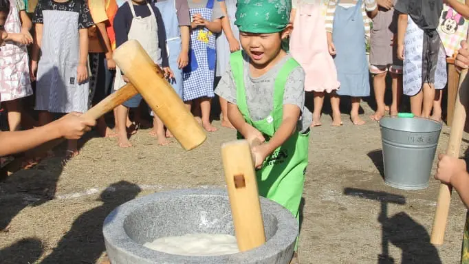 餅つきをしている様子
