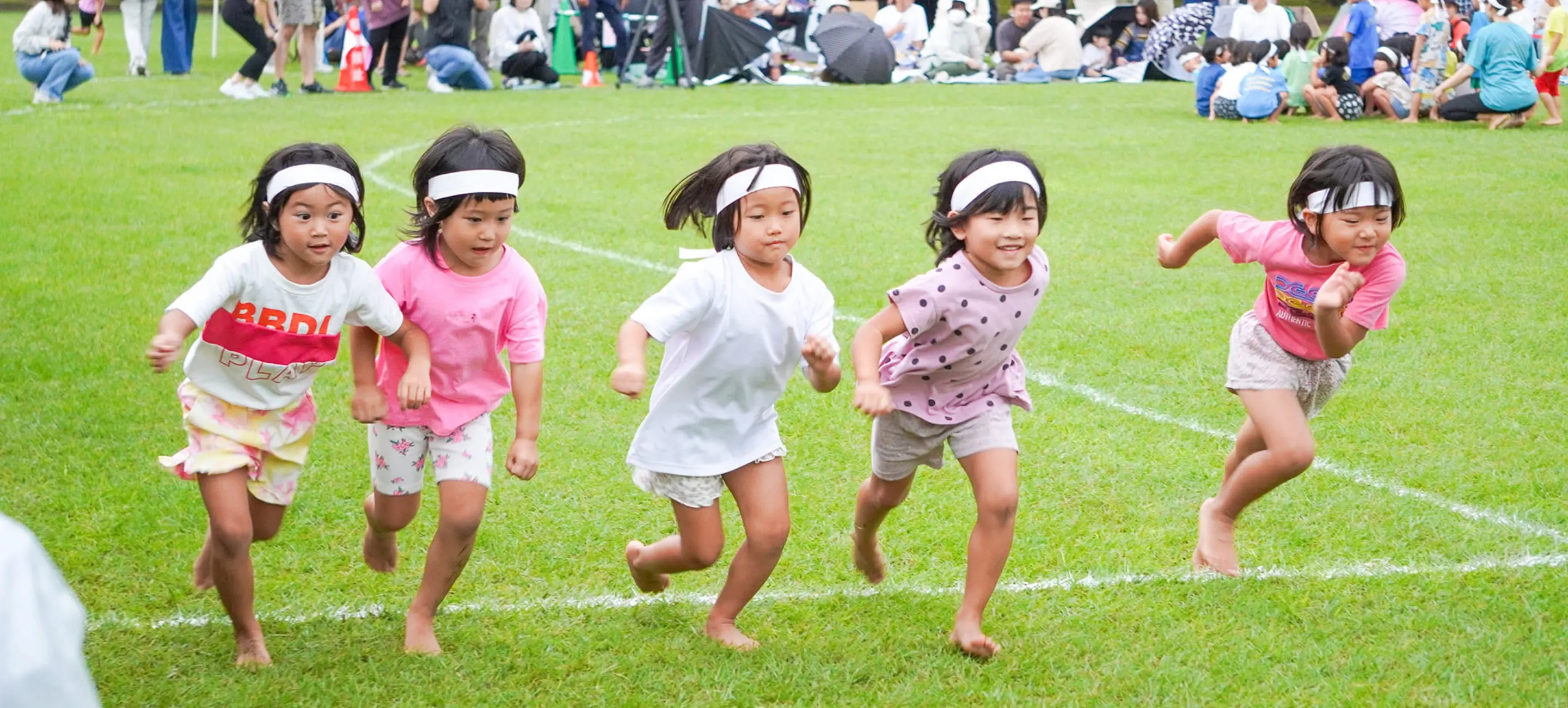子供たちが泥だらけになって遊ぶ様子