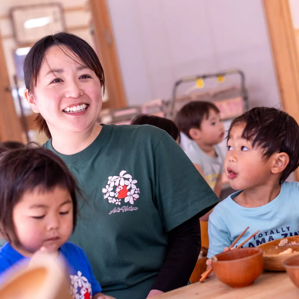 子供と給食を楽しむ事務職員