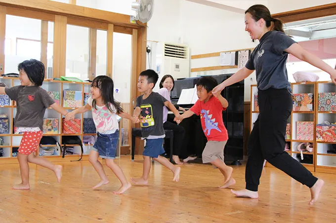 園舎と広場の様子