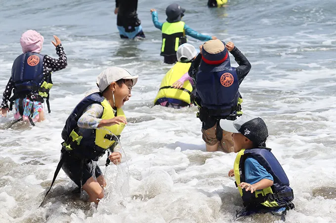 子どもたちが作った作品が飾られている様子