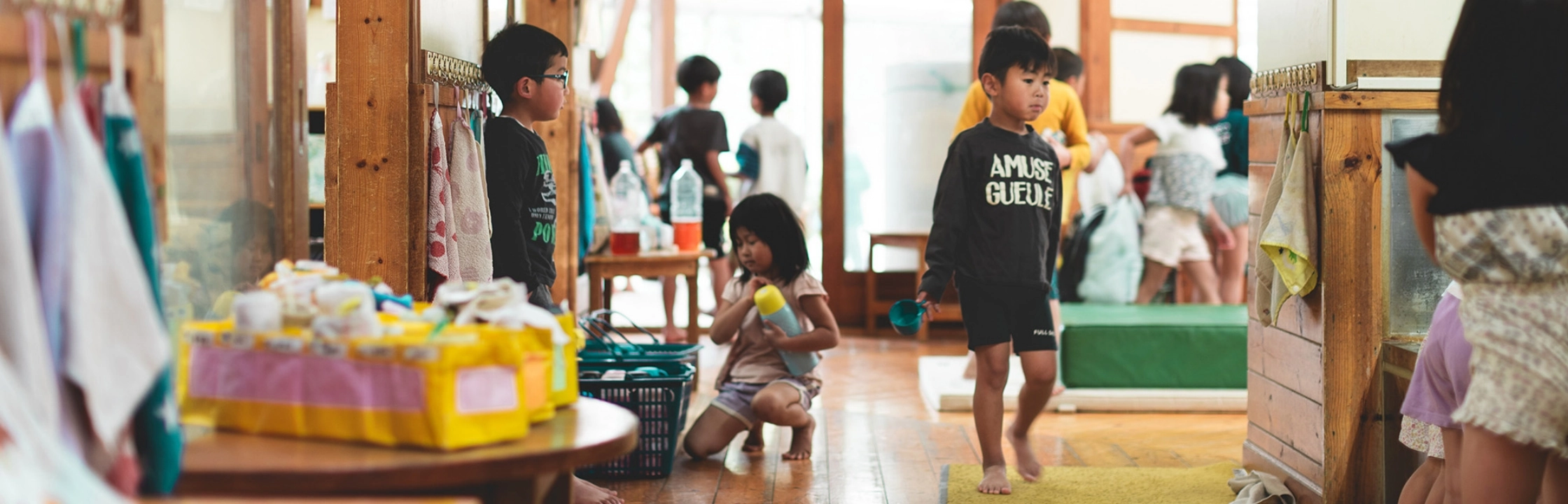 室内で遊ぶ子どもたちと保育園の様子
