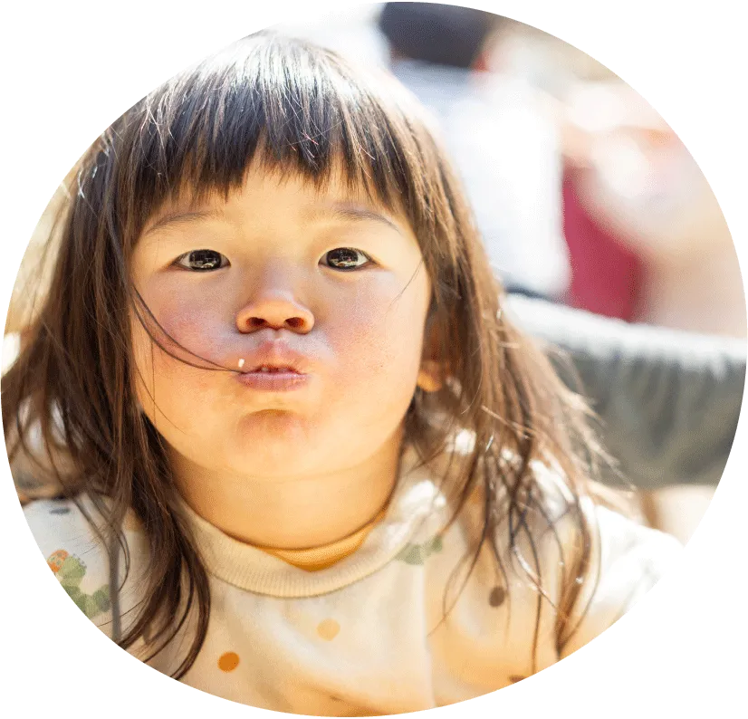 口をすぼめる表情の女の子