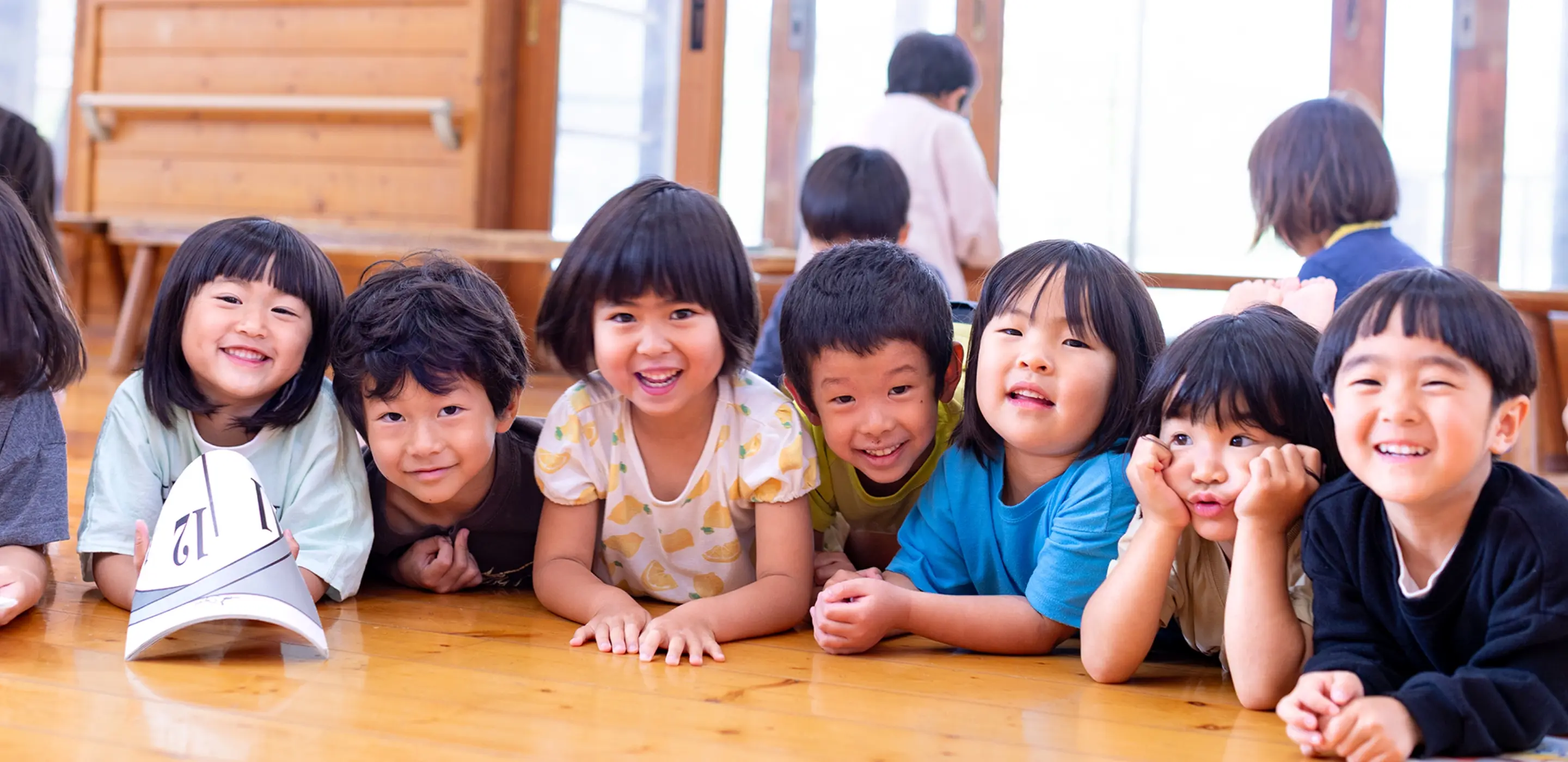 子供達が並んで笑顔の様子
