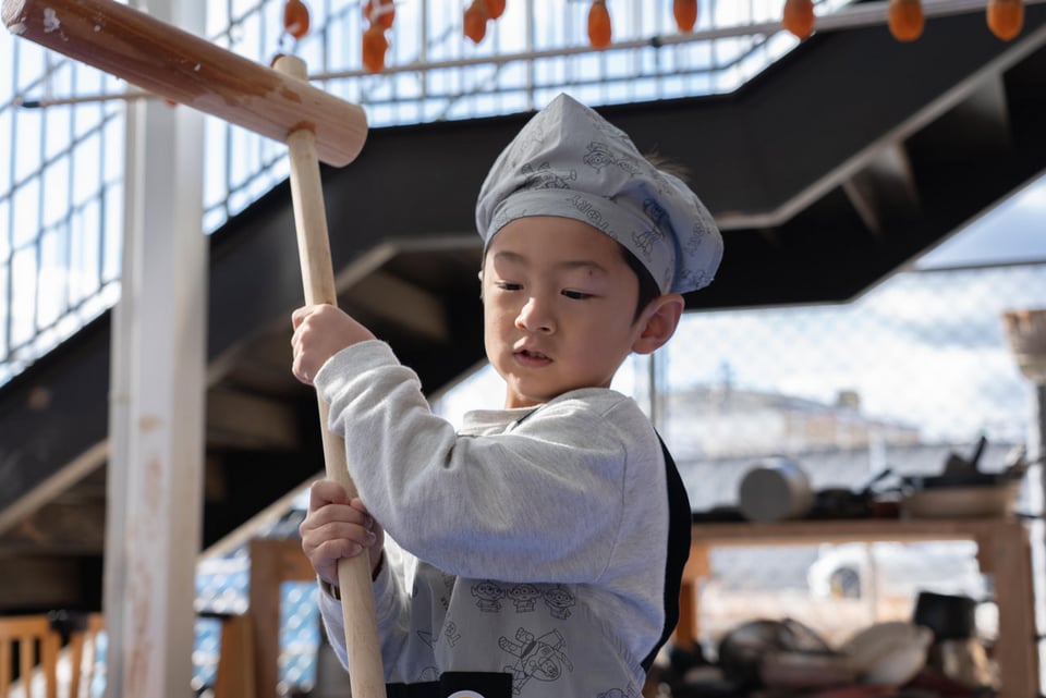 石臼　土台付き　餅つき用　冬の行事　保育園の行事　部落の行事などお祭りにも!メダカ　水草　金魚　品物は綺麗な方です。3万円から19800円に値下げ　かなり重いです。普通の石臼より深みがあります。餅を突くのにはもってこい!今からの季節に　正月前に購入しませんか?別に餅つき機械を出品してるのでそちらを購入してこちらの石臼でキネでつけば少しは楽なのでは? 日本の冬】「よいしょー！」の掛け声響く、賑やか餅つき大会 | 社会